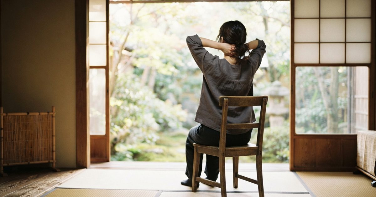 日当たりのよい窓辺で背筋を伸ばす様子